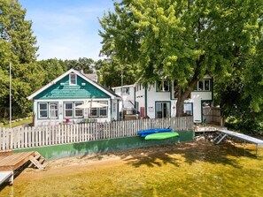 Exterior - Lakefront Family Escape w~ Hot Tub ~Stunning Views (Lake Mills)