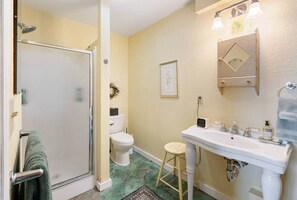 Hair dryer - Lakefront Family Escape w~ Hot Tub ~Stunning Views (Lake Mills)