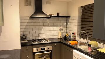 House, 4 Bedrooms, Smoking, Garden View | Private kitchen