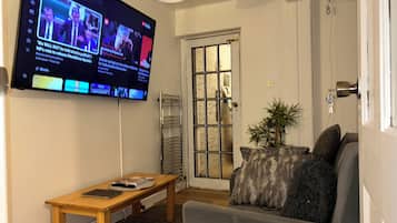 House, 4 Bedrooms, Smoking | Living room