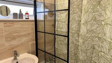 House, 4 Bedrooms, Smoking, Garden View | Bathroom