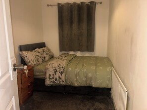 House, 4 Bedrooms, Smoking - Charming 4-bedroom House Rental in Basildon, UK (Basildon)