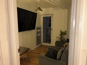Living room - Charming 4-bedroom House Rental in Basildon, UK (Basildon)