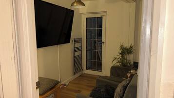 House, 4 Bedrooms, Smoking, Garden View | Living room