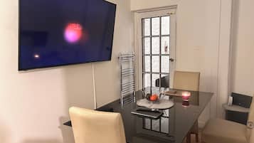 House, 4 Bedrooms, Smoking, Garden View | Dining room