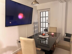 House, 4 Bedrooms, Smoking, Garden View | Dining room