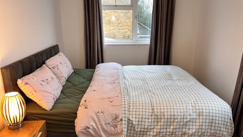 Room-cozy Guest Room in Basildon With Sh