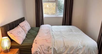 Room-cozy Guest Room in Basildon With Sh