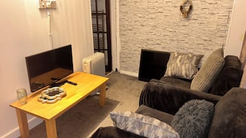 Shared Dormitory, 1 Bedroom, Smoking, Garden View | Living room