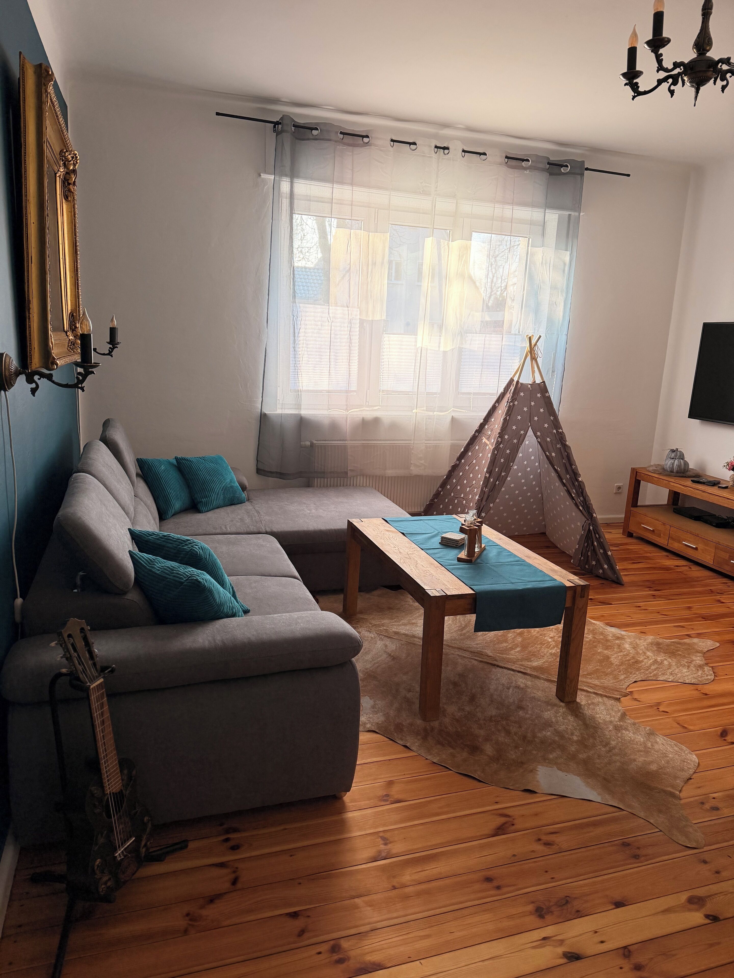 TV, fireplace
