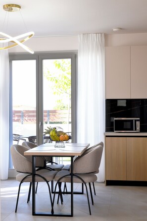 Frigorífico, microondas, horno y placa de cocina