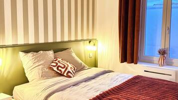 Een strijkplank/strijkijzer, wifi, beddengoed