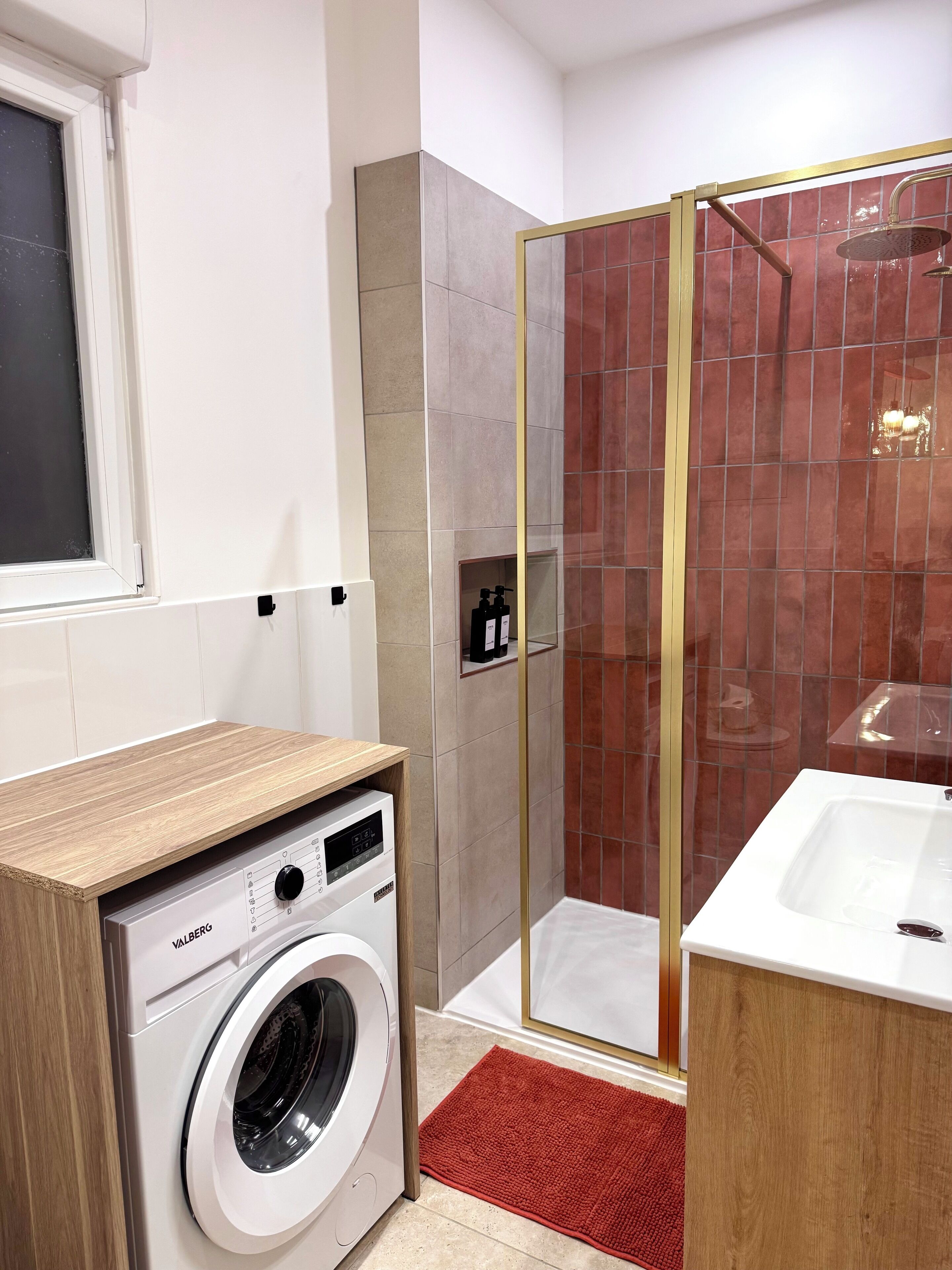 Een haardroger, handdoeken, zeep, toiletpapier