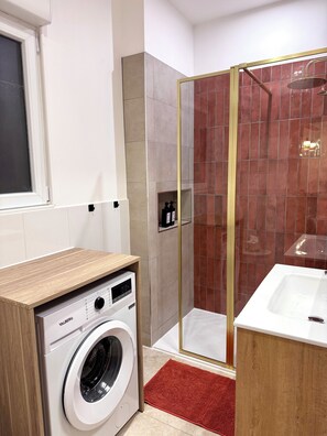 吹风机、毛巾、肥皂、卫生纸