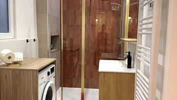 Een haardroger, handdoeken, zeep, toiletpapier