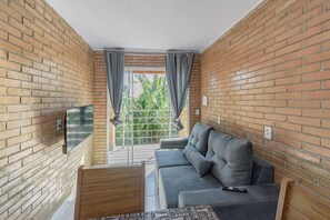 Living area - Apto Pet Friendly p/ 6 Com Piscina e Churrasqueira (Penha)