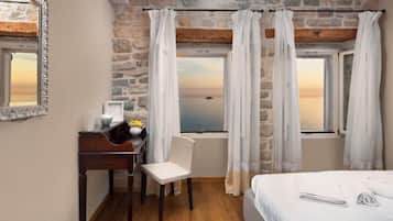 Apartment, Terrasse, Meerblick | Schallisolierte Zimmer, Bügeleisen/Bügelbrett, kostenloses WLAN