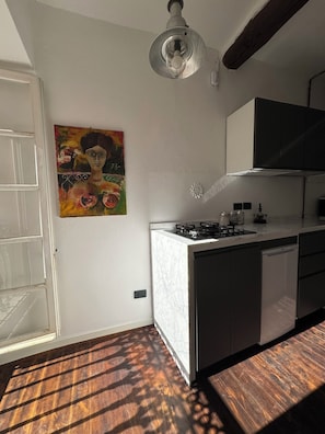 Réfrigérateur, micro-ondes, plaque de cuisson, cafetiÚre/bouilloire