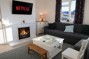 TV, fireplace - Delightful 3-bedroom bungalow in charming Sturminster Newton (Sturminster Newton)