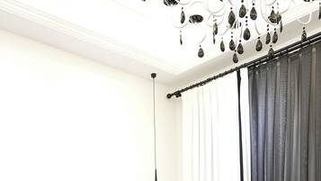 Premium bedding, pillow-top beds, minibar, free WiFi