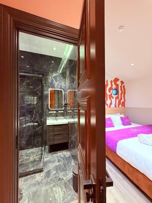 Standard-Doppel- oder -Zweibettzimmer | Badezimmer | Dusche, kostenlose Toilettenartikel, Haartrockner, Bademäntel