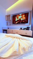 Habitación estándar con 1 cama doble o 2 individuales | Zona de estar | Smart TV de 32 pulgadas con canales digitales, suelo radiante