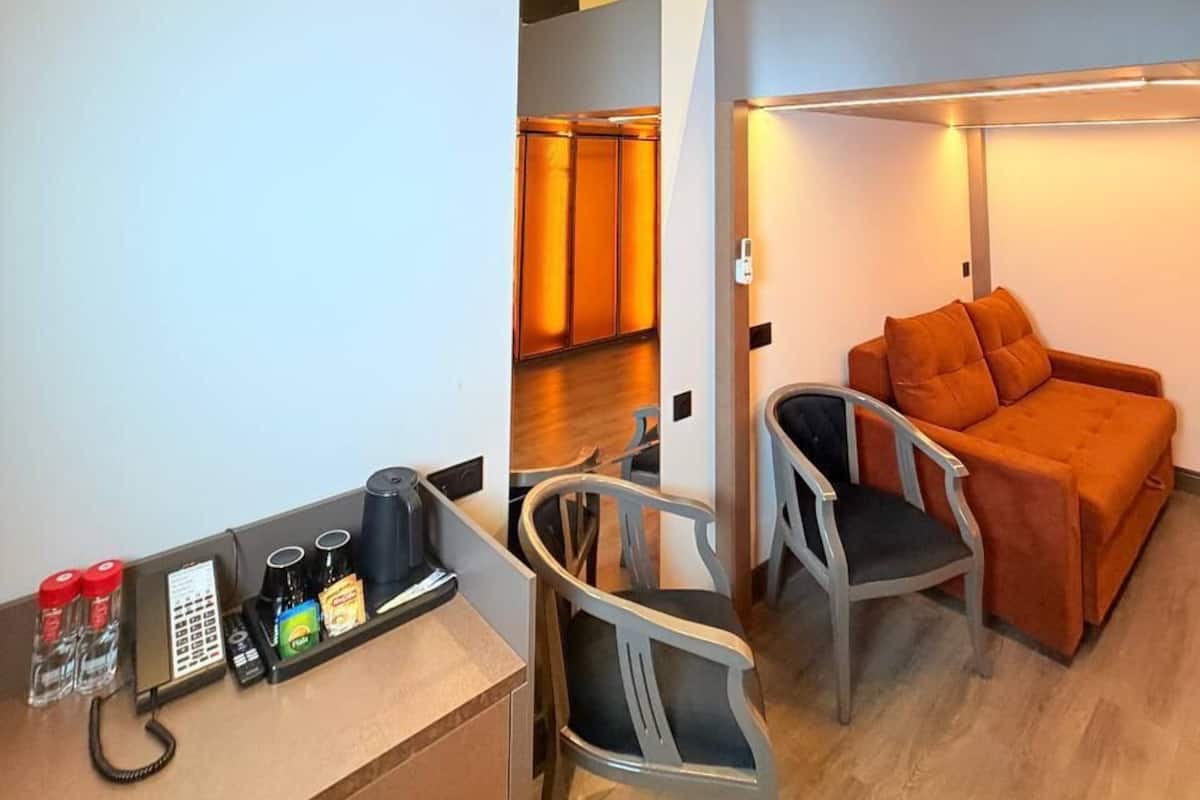 Phòng 3 Deluxe | Bộ đồ giường cao cấp, nệm có lớp đệm bông, minibar