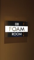 Seinässä on kyltti, jossa lukee: ”08 FOAM ROOM”.