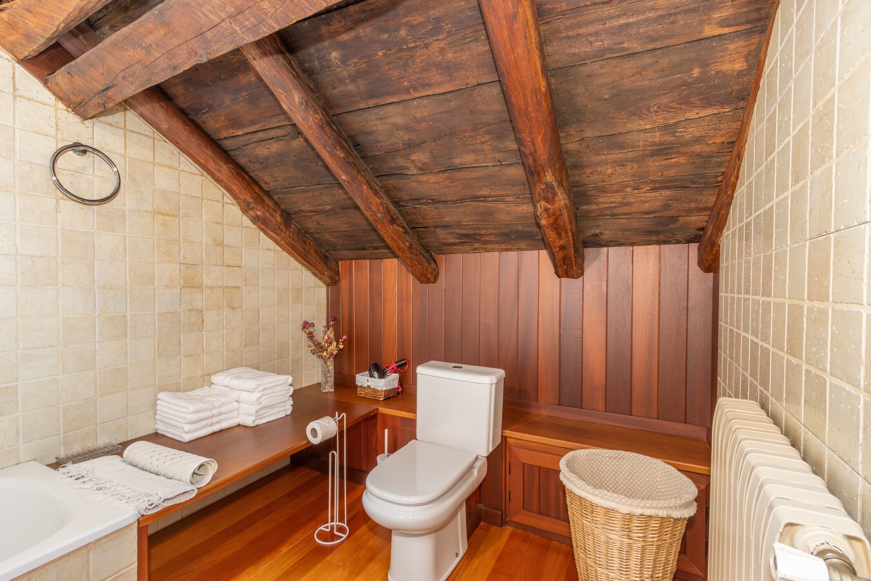 Dusj, hårføner og håndklær