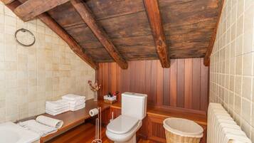 Dusj, hårføner og håndklær