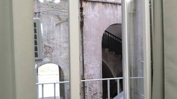 Chambre Quadruple Deluxe, balcon, vue cour intérieure | Intérieur