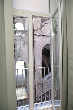 Deluxe Quadruple Room, Balcony, Courtyard View | Interior - Di Fiore Guesthouse (Napoli)