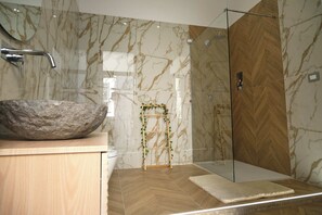 Chambre Confort double, balcon | Salle de bain | Douche, douche cascade, séchoir à cheveux, bidet