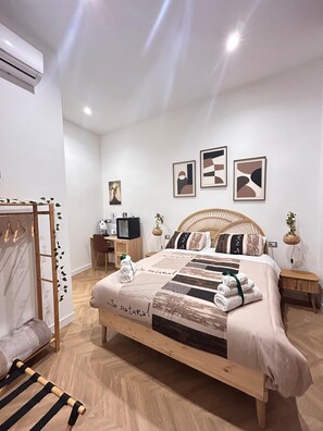 Minibar, in-room safe, desk, blackout curtains - Di Fiore Guesthouse (Naples)