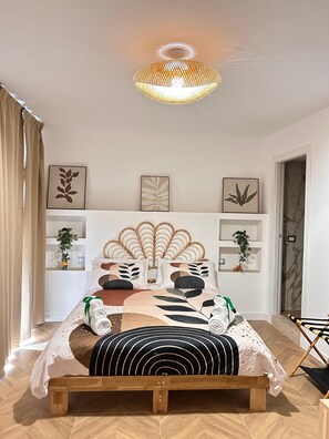 Ein Schlafzimmer mit einem Holzbett, einer Deckenleuchte und Wandregalen mit Pflanzen.