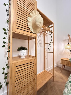 Habitación cuádruple Deluxe, balcón, vista al patio | Minibar, caja de seguridad en la habitación y escritorio 