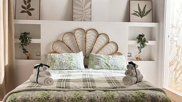 Habitación doble estándar, balcón | Minibar, caja de seguridad en la habitación y escritorio