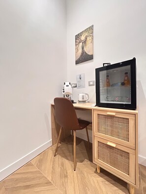 Doppia Comfort, balcone | Minibar, una cassaforte in camera, una scrivania, tende oscuranti