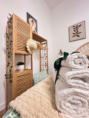 Quadrupla Deluxe, balcone, vista cortile | Minibar, una cassaforte in camera, una scrivania, tende oscuranti