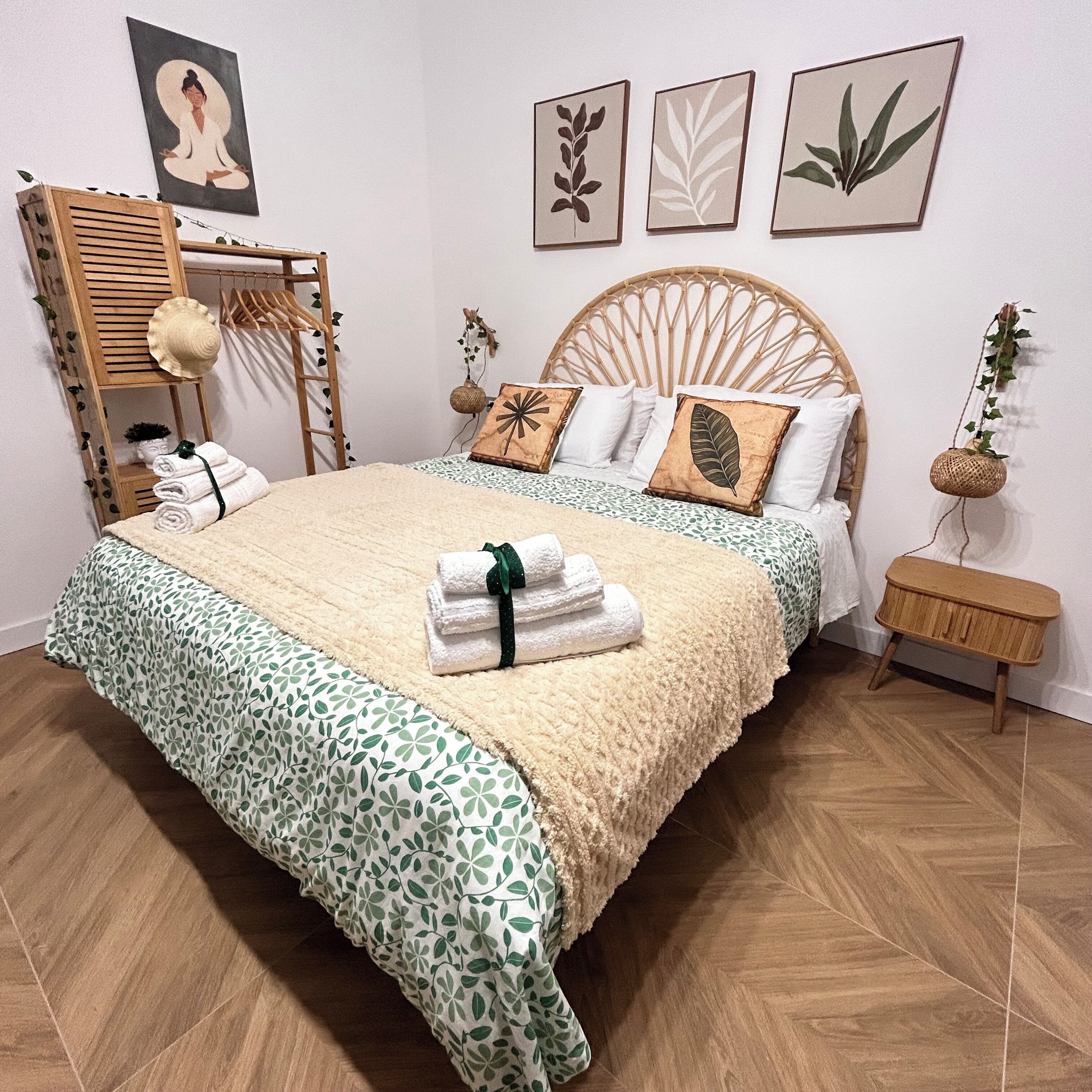 خزنة داخل الغرفة ومكتب وستائر تعتيم وتجهيزات عازلة للصوت