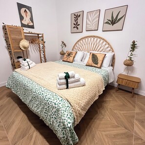 Deluxe-Vierbettzimmer, Balkon, Blick auf den Innenhof | Minibar, Zimmersafe, Schreibtisch, Verdunkelungsvorhänge