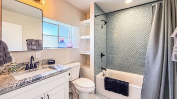 Een haardroger, handdoeken, zeep, shampoo