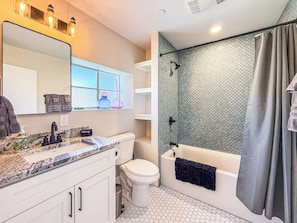 Hair dryer, towels, soap, shampoo - The Blue Flax Suite in the Railyard Arts District - Luxury 1 Bedroom Apartment (Santa Fe)