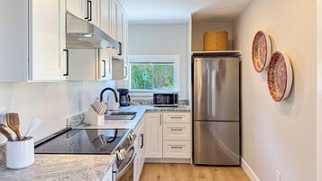 Jääkaappi, mikroaaltouuni, uuni, liesi