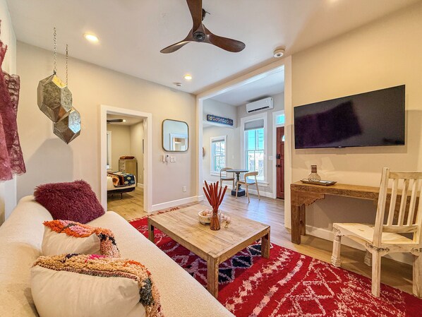 1 bedroom, desk, free WiFi, bed sheets - The Blue Flax Suite in the Railyard Arts District - Luxury 1 Bedroom Apartment (Santa Fe)