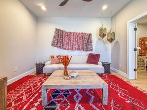 Smart TV - The Blue Flax Suite in the Railyard Arts District - Luxury 1 Bedroom Apartment (Santa Fe)