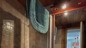 Une salle de bain avec une baignoire, un lavabo et un miroir.