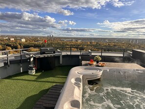 Outdoor spa tub - Relax Penthouse And Spa (Riga)