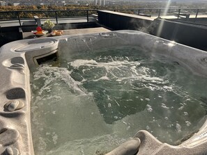 Outdoor spa tub - Relax Penthouse And Spa (Riga)
