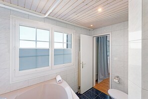 Comfort Double Room | Bathroom | Hair dryer, towels, soap, shampoo - Hotel Schiff (Horn)
